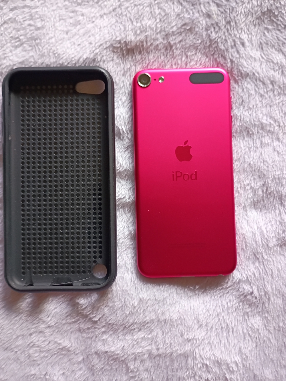 Apple iPod Touch Pink 7th Generation With Case And Speaker